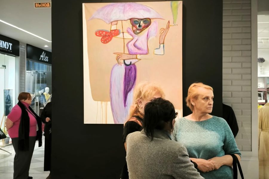 «Встала и пошла»: искусство в торговом центре