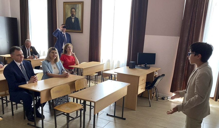 Юрий Слюсарь посетил русскоязычную школу в Ереване
